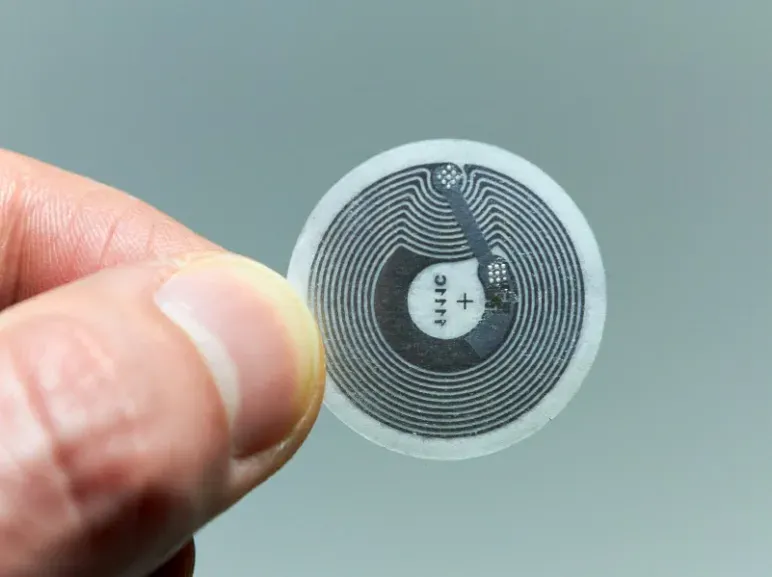 Как наклейка UES NFC?