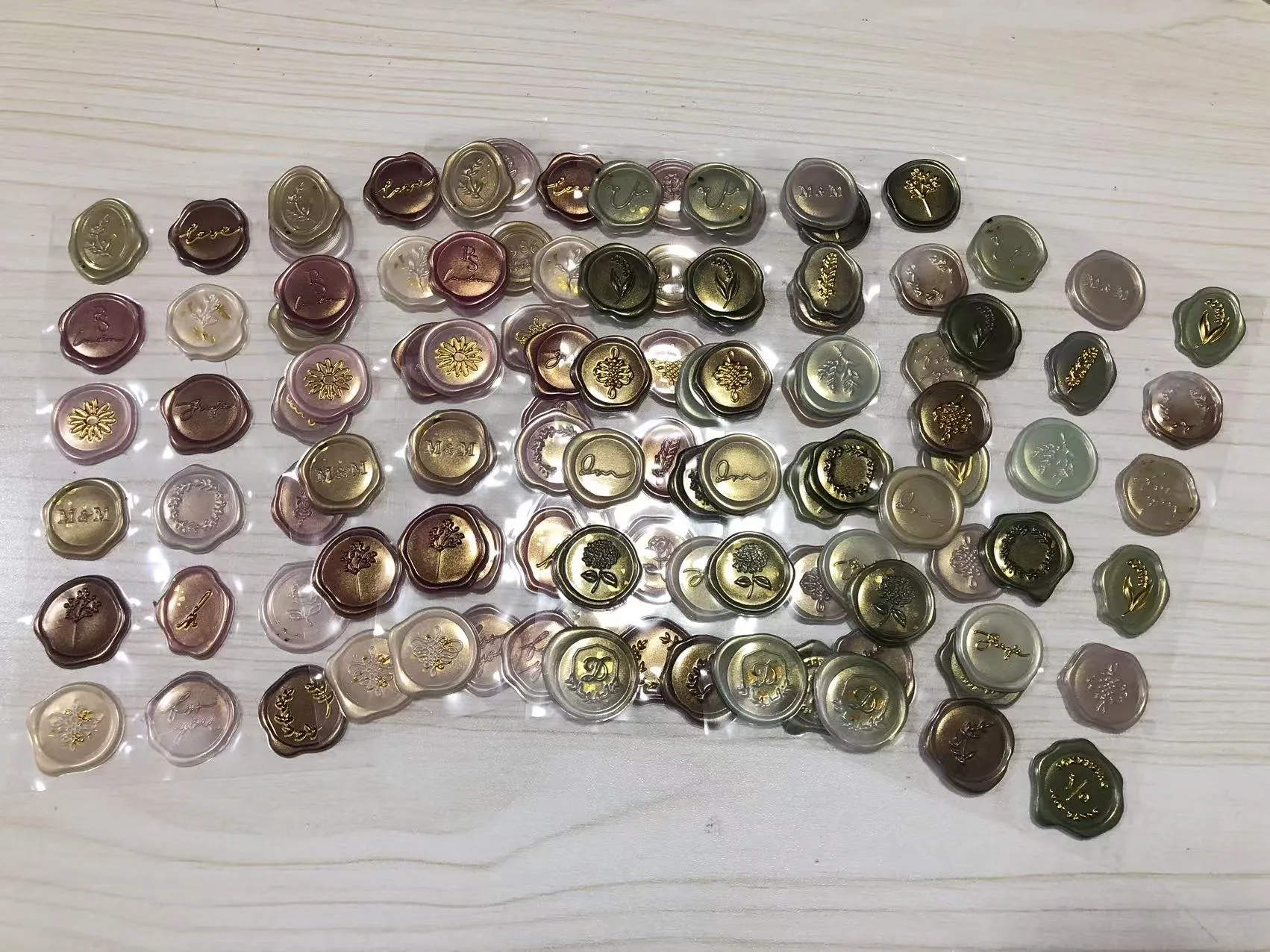 Наклейки с сургучной печатью отправлены.