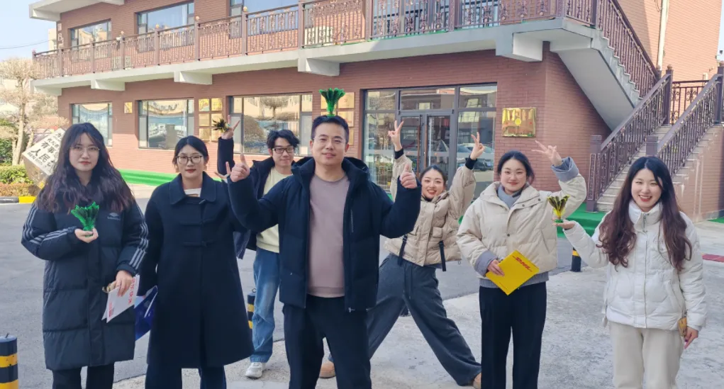 Короткий обеденный перерыв зарядит офис энергией с помощью волана