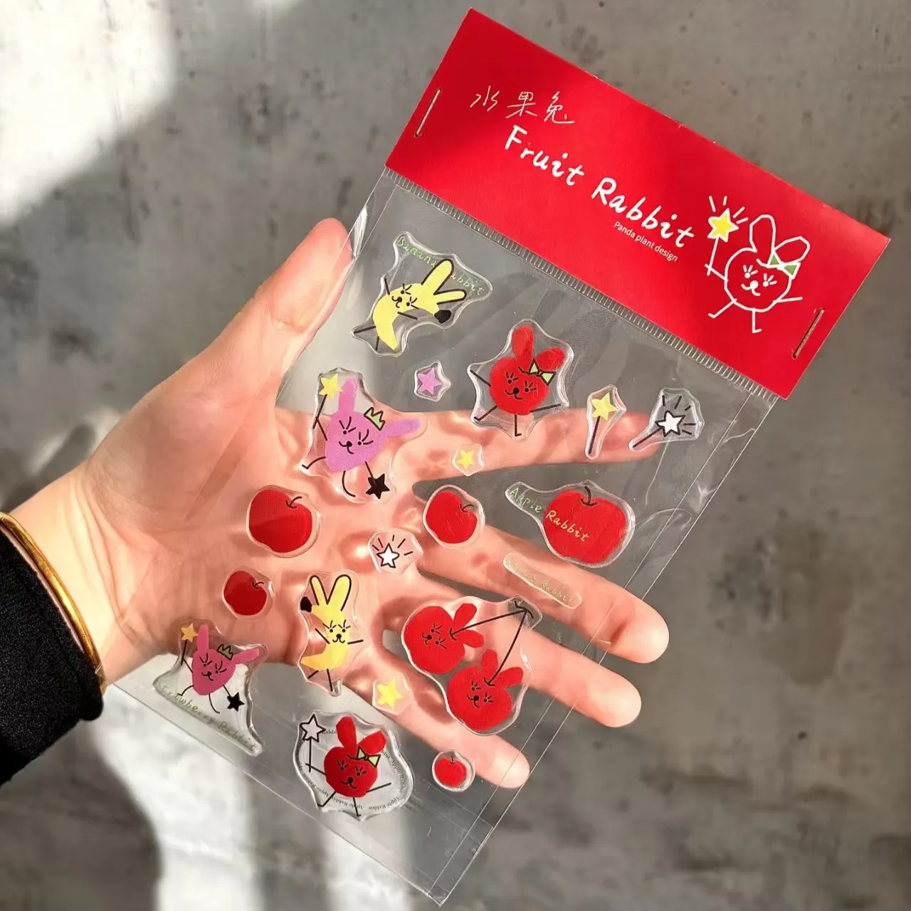 Почему эпоксидные этикетки делают продукты более премиальными?