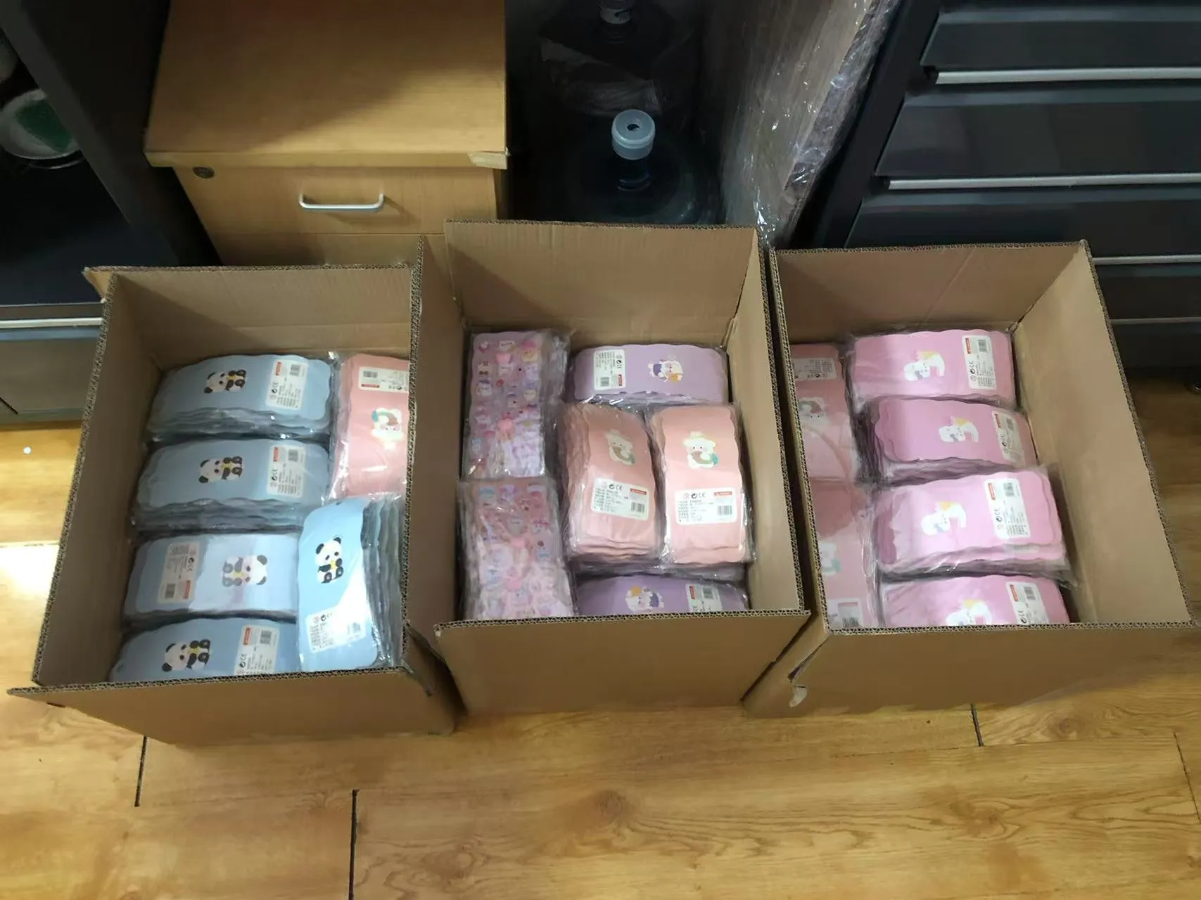 Вам нравятся сжимаемые наклейки в форме попки?