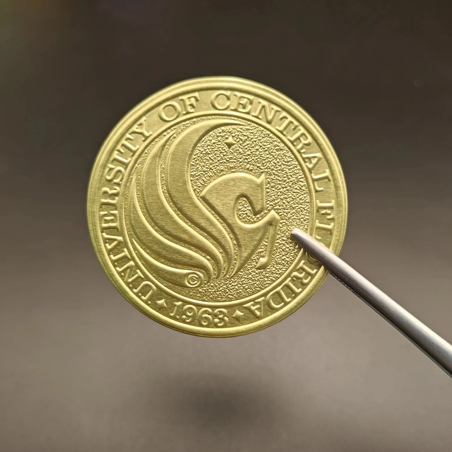 Круглые винные этикетки с тиснением из фольги